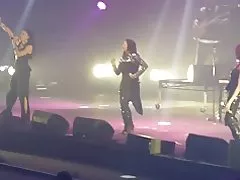 Нас бие гүйцсэн ebony хатагтай өндөр өсгийтэй гутал гутал en vogue барьж амьдарч байна